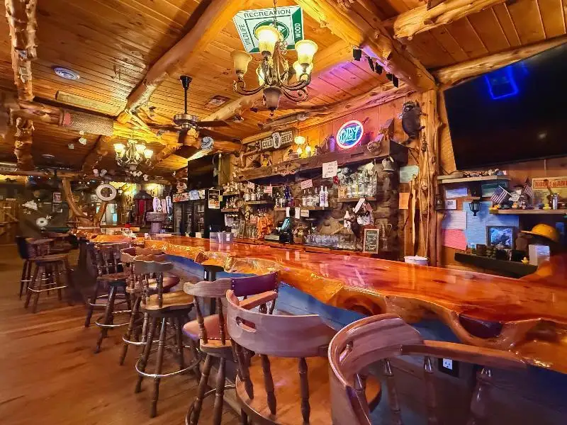 Turnkey Lodge-style Investment Opportunity in Berlin with Unique Interior and Bar