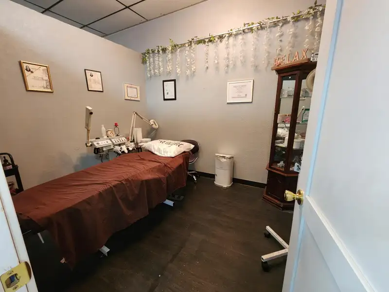 Retail/salon Space in High-traffic Center Near North Ave Walmart