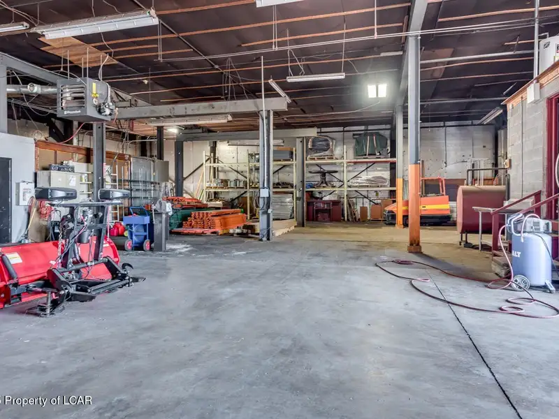 6000 Sq Ft Mechanical Garage with Overhead Doors in Prime Business Location