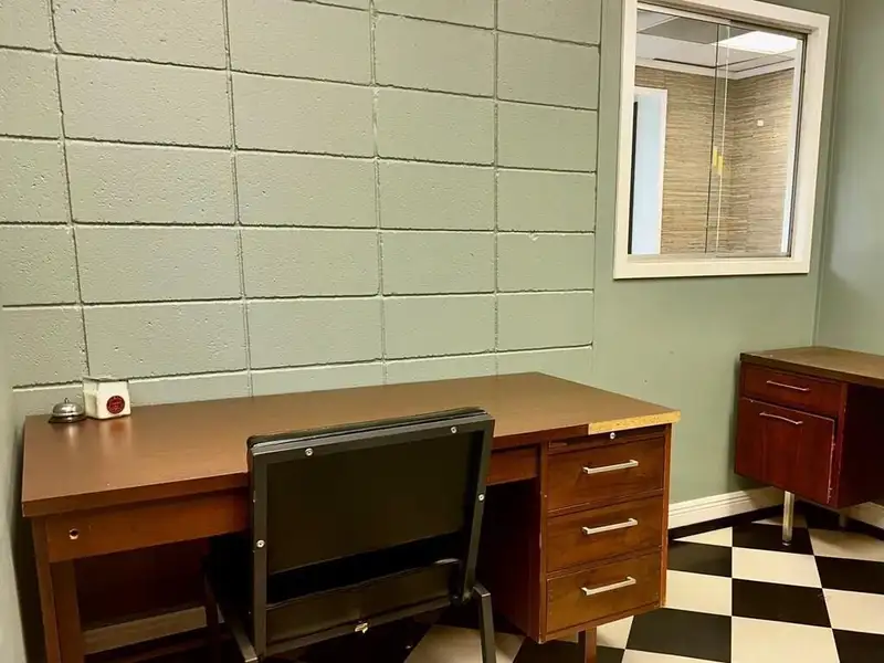 Office Building for Sale or Lease Near Port - 4100 Sq Ft with Conference Room and Parking