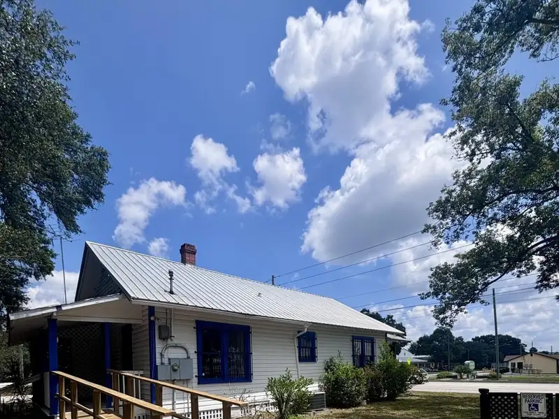 Prime Commercial Space for Lease on High-traffic Street with Ample Parking