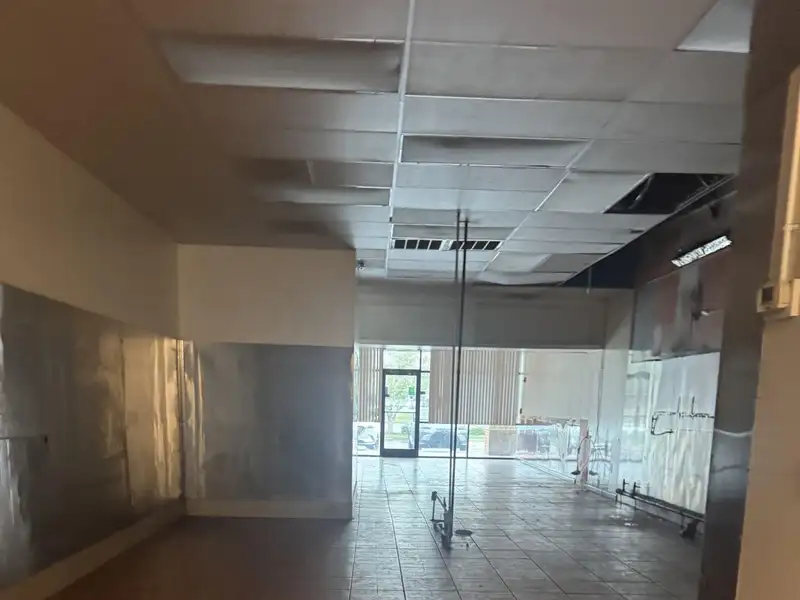 Retail Bay for Restaurant in High-traffic Area - 1400 Sf Available