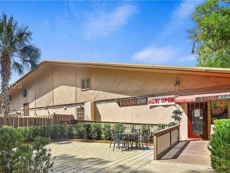 Mid-island Restaurant for Sale Near Palmetto Dunes with Outdoor Dining Area