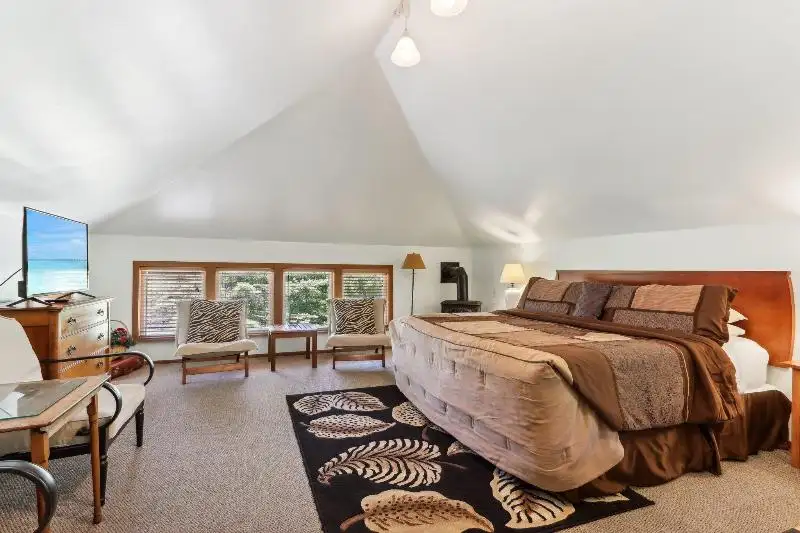 Turnkey B&b and Event Center in Wisconsin Dells with 17 Guest Suites