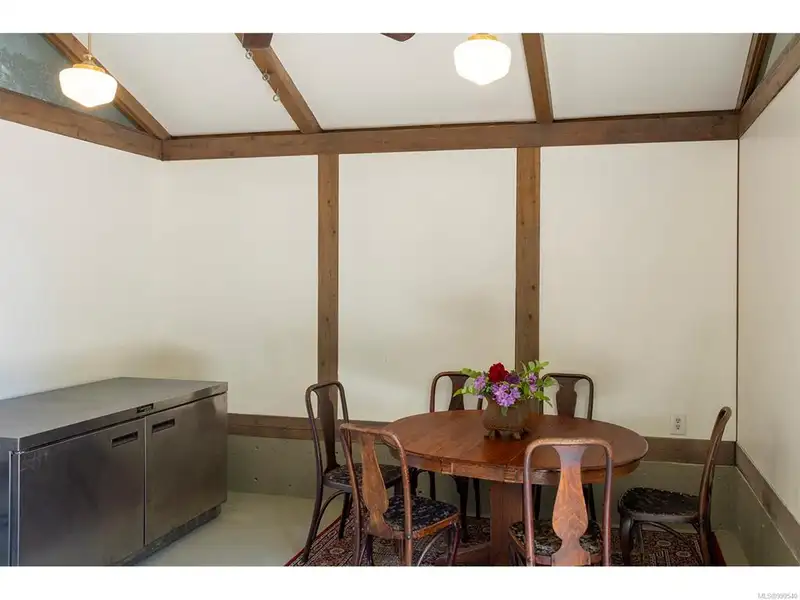 Turnkey Victorian Guest House in Songhees - 5 Suites, Steps from Seawall