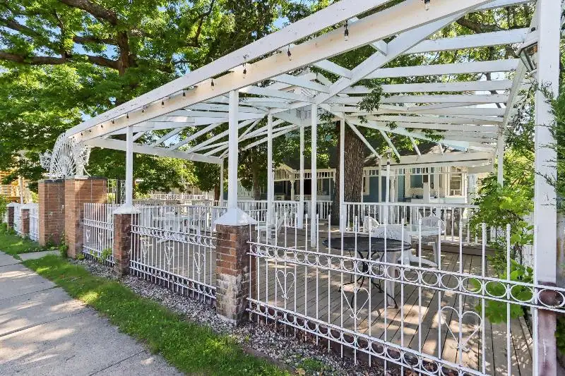 Historic Inn with Guest Suites and Motel Units in Wisconsin Dells