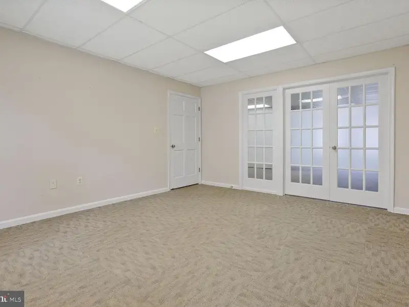 First-floor Commercial Office Suite in Desirable Ellicott City Location