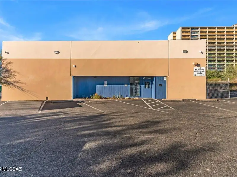 Versatile Commercial Warehouse with High Ceilings and Ample Parking in Prime Location