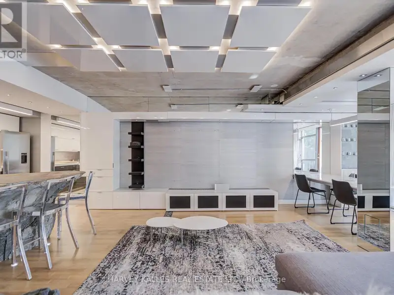 Executive Urban Townhome in King West with Private Entrance and Premium Amenities