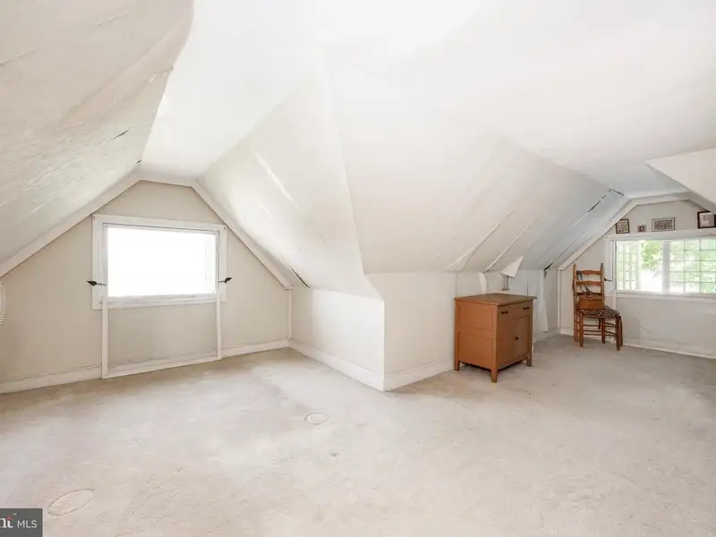 Mixed-use Property in Wayne, Pa: Salon with 1-bedroom Apartment Above