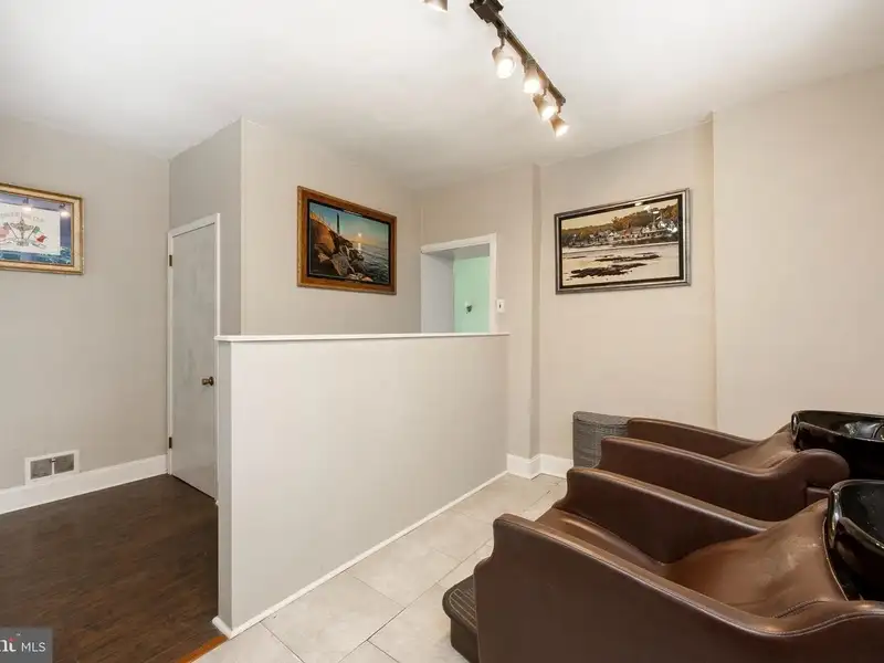Mixed-use Property in Wayne, Pa: Salon with 1-bedroom Apartment Above