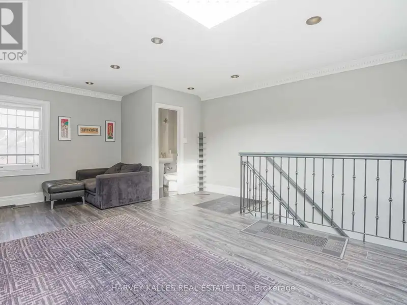 Top Floor Office Space in Renovated Semi-detached House, Prime Location, Utilities Included