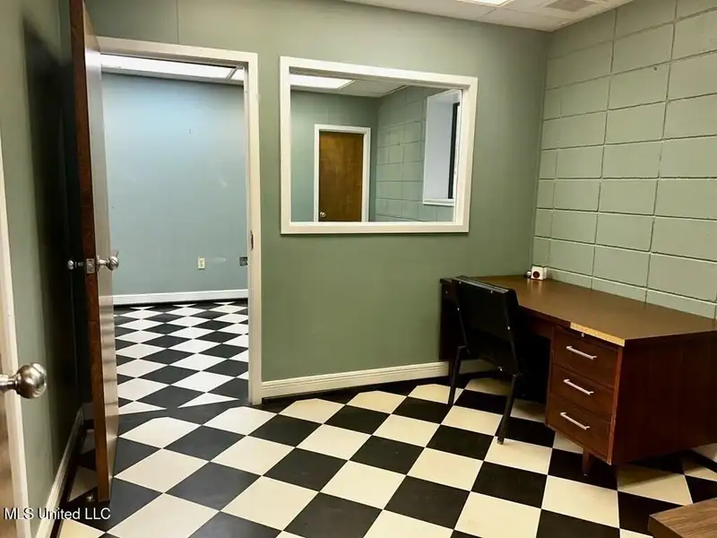Office Building for Sale or Lease Near Port - 4100 Sq Ft with Conference Room and Parking