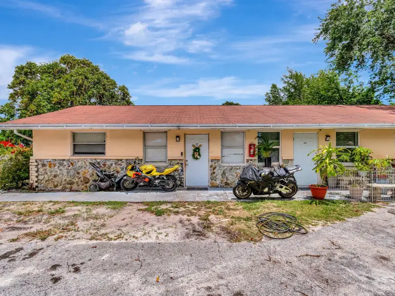 Well-maintained 6-unit Multifamily Property in South Florida with Value-add Potential