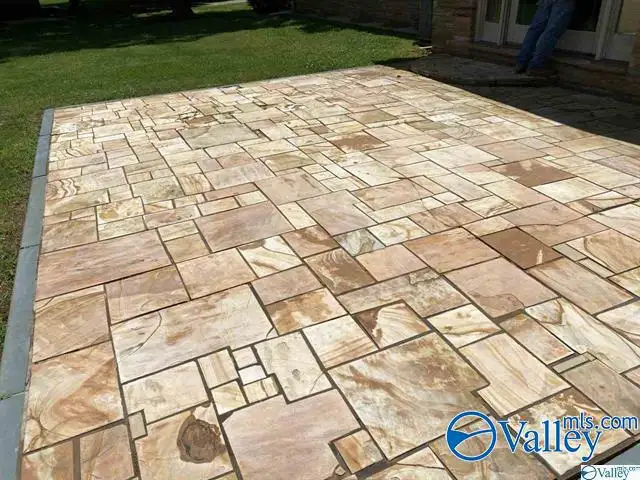 Versatile 2000 Sqft Home on 1.40 Acres in High-growth Huntsville Area