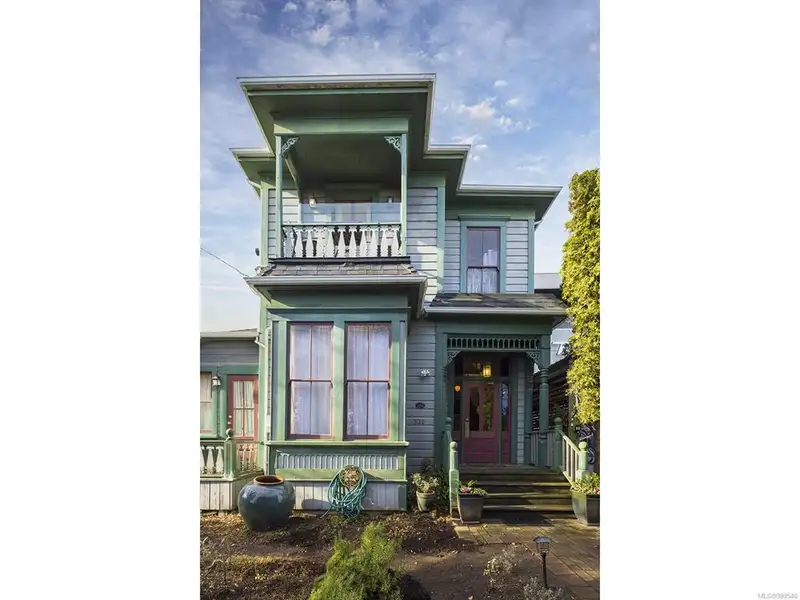 Turnkey Victorian Guest House in Songhees - 5 Suites, Steps from Seawall