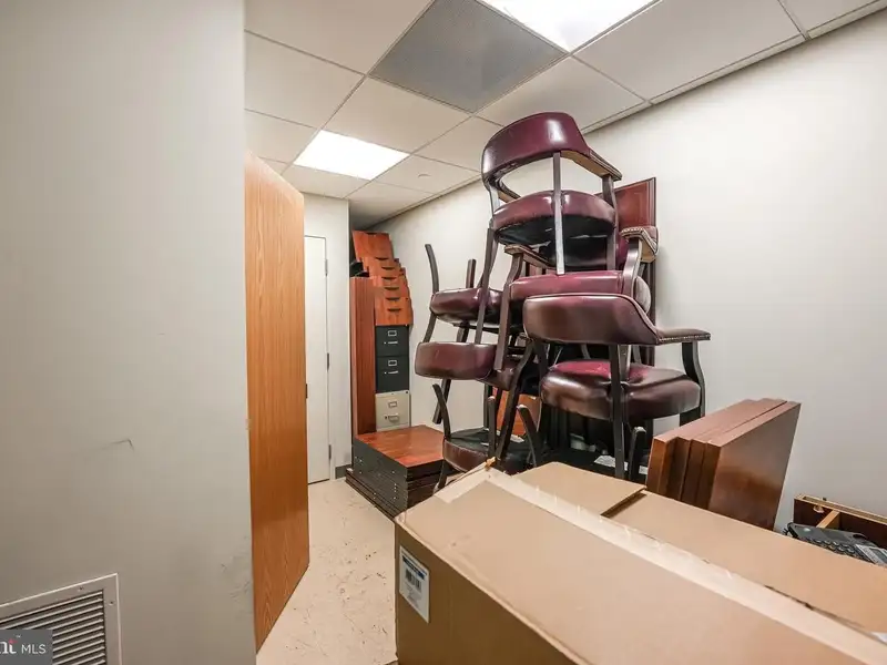 Secure Commercial Office Space in West Metro Plaza - 3101 Sq Ft, Icd 705 Compliant