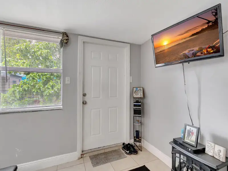 Well-maintained 6-unit Multifamily Property in South Florida with Value-add Potential