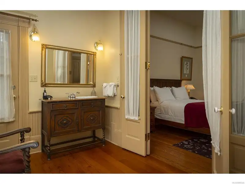 Turnkey Victorian Guest House in Songhees - 5 Suites, Steps from Seawall