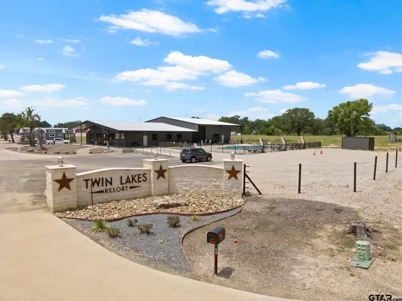 Turnkey Short-term Rental in Twin Lakes Resort, Mount Pleasant - Lakefront Access and Amenities