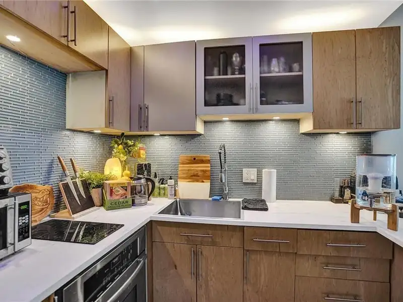 Multi-unit Garden Retreat in Oakland Park with Pool and Upgraded Apartments