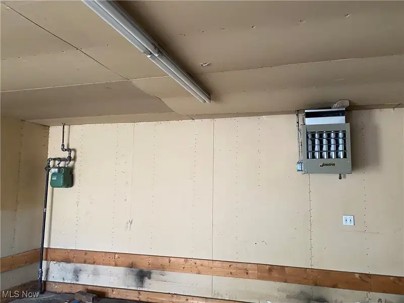 Commercial Garage Space in Canton City - 992 Sq Ft with Dual Garage Doors