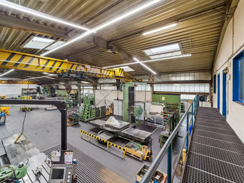 Spacious Industrial Hall for Sale on 4691 M² Leasehold Plot with Renovation Potential