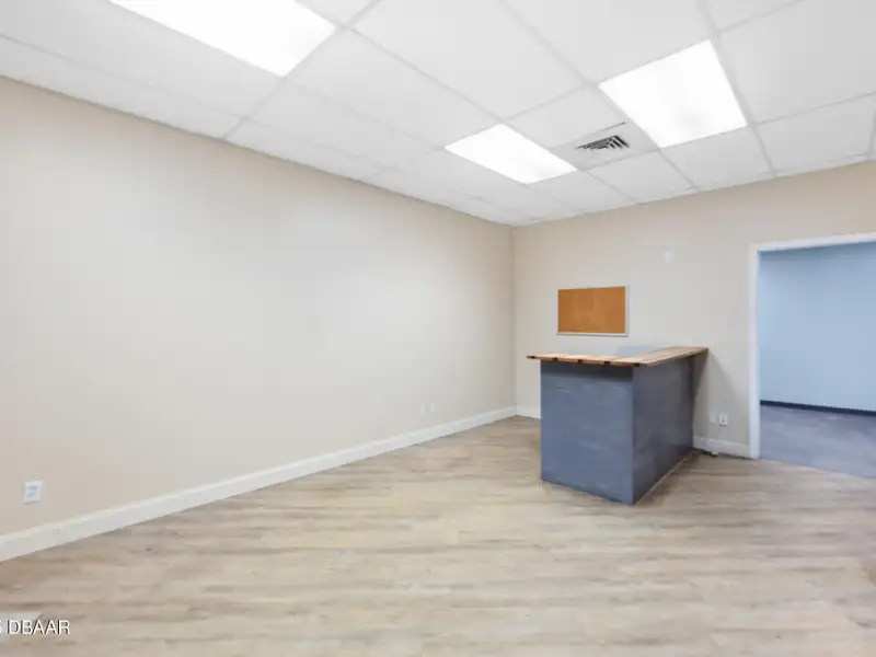 Flexible Commercial Lease: 19,000 Sq Ft Available in Prime Location