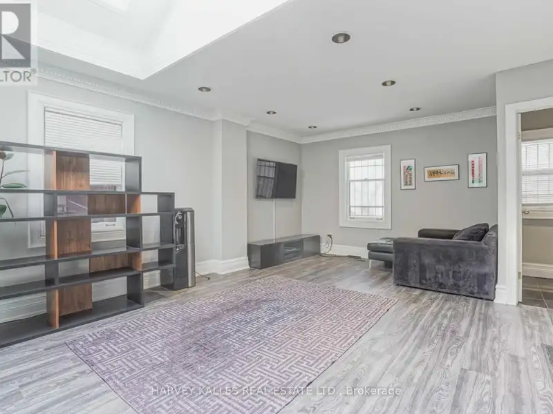 Top Floor Office Space in Renovated Semi-detached House, Prime Location, Utilities Included