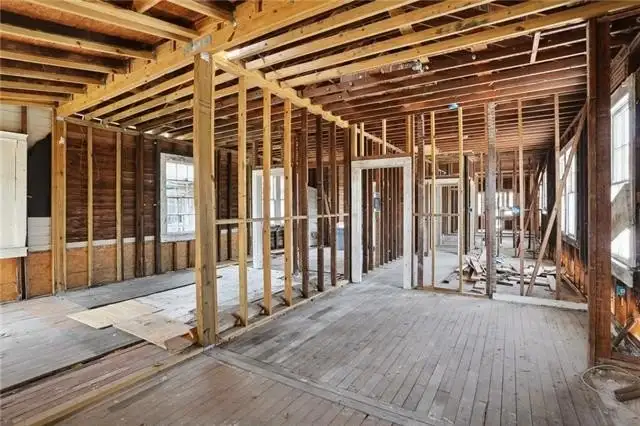 Versatile Commercial Property Near Downtown – 7,000 Sq Ft with Multiple Utilities and Parking