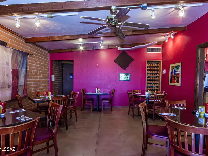 Commercial Building in Sonoita with Equipped Kitchen and Solar Panels