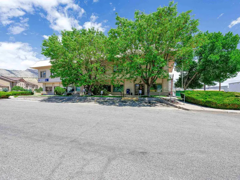 Two-story Commercial Investment Property in Downtown Parachute with 6%+ Cap Rate