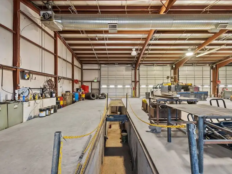 Well-maintained Commercial Property with Global Tenant and 6.8% Cap Rate on 5.71 Acres