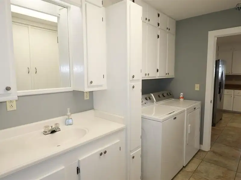 Commercial Property with Office, Living Quarters, and Warehouses in Wichita Falls Area