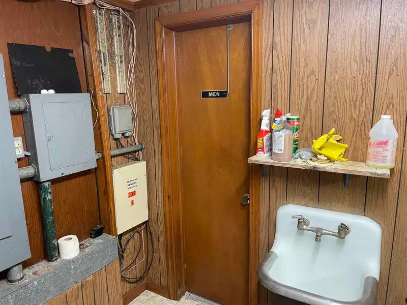 Commercial Building for Lease: 3,000 Sq Ft with Loading Dock Near I81