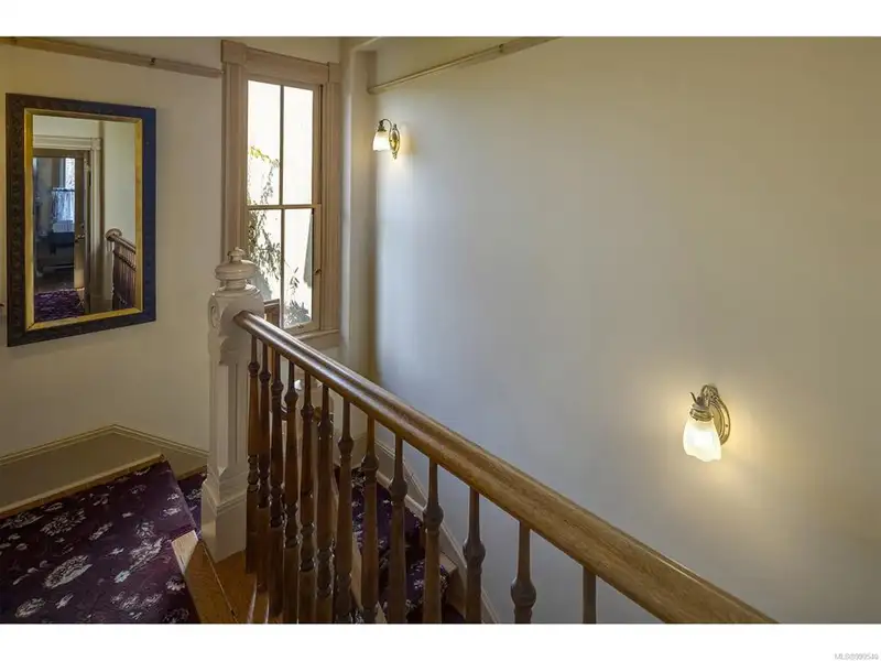 Turnkey Victorian Guest House in Songhees - 5 Suites, Steps from Seawall