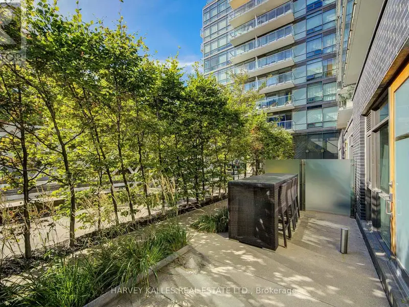 Executive Urban Townhome in King West with Private Entrance and Premium Amenities