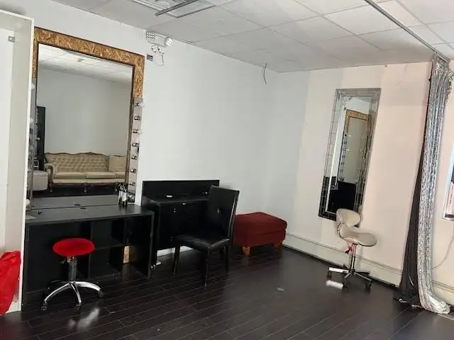 Spacious 1,800 Sq Ft Commercial Studio in Floral Park Village with Utilities Included