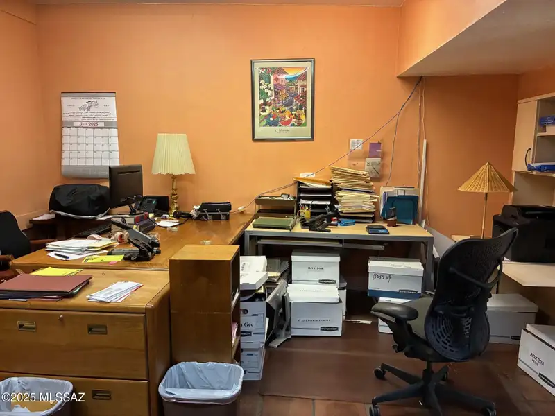 Ground Floor Office Complex with Reception and Studio Apartment in El Presidio District