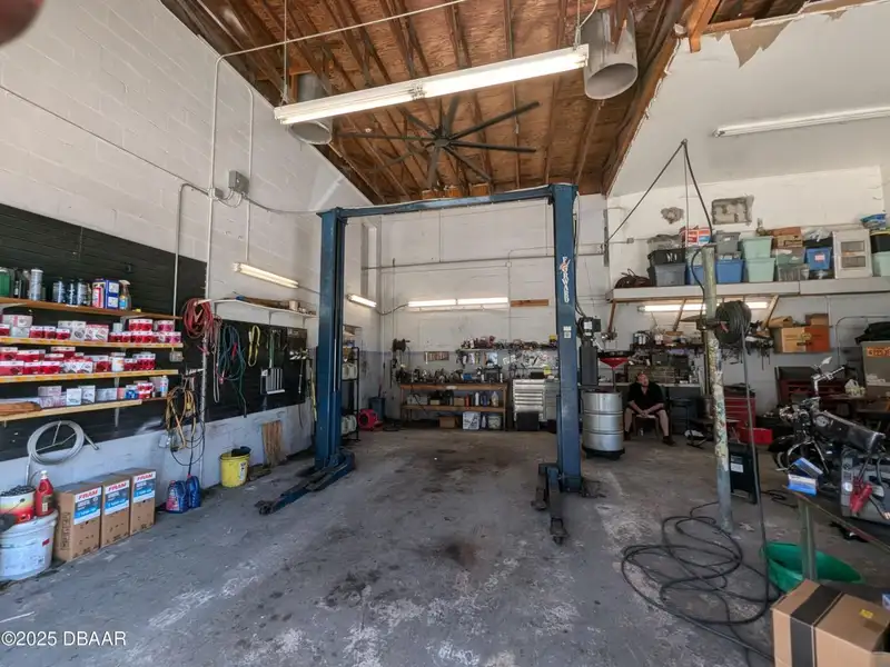 Freestanding Auto Repair Building on High Traffic Corner Lot in Mason Avenue