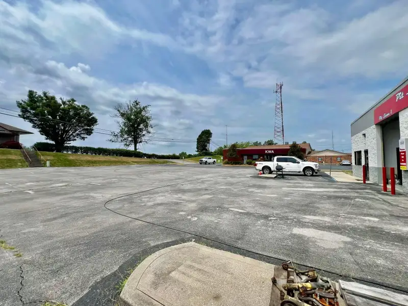 High-traffic B-3 Zoned Commercial Property on Lexington Rd. with Automotive Facility