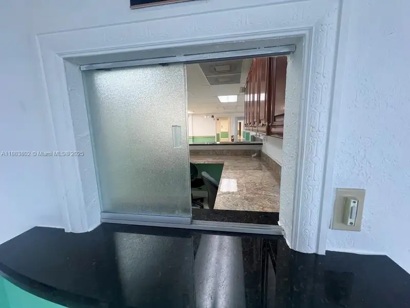 Spacious Corner Medical Office Unit in Central Hialeah – 2,552 Sq Ft