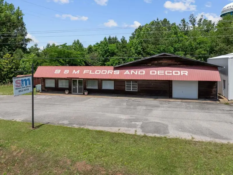 Commercial Property with Showroom and Warehouses on Us Hwy 100 W