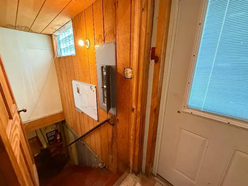 Turnkey Lodge-style Investment Opportunity in Berlin with Unique Interior and Bar