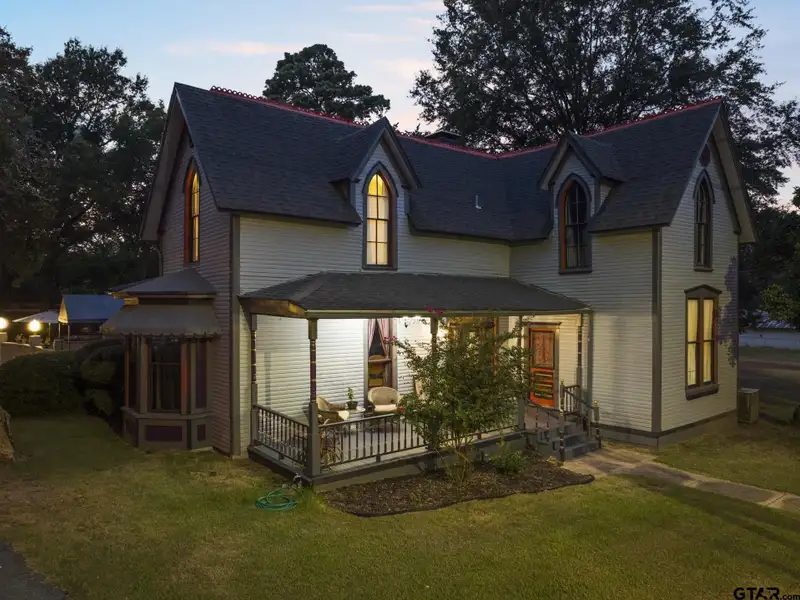 Historic Downtown Pittsburg Bed and Breakfast with 6 Ensuites and Unique Train Car Suite