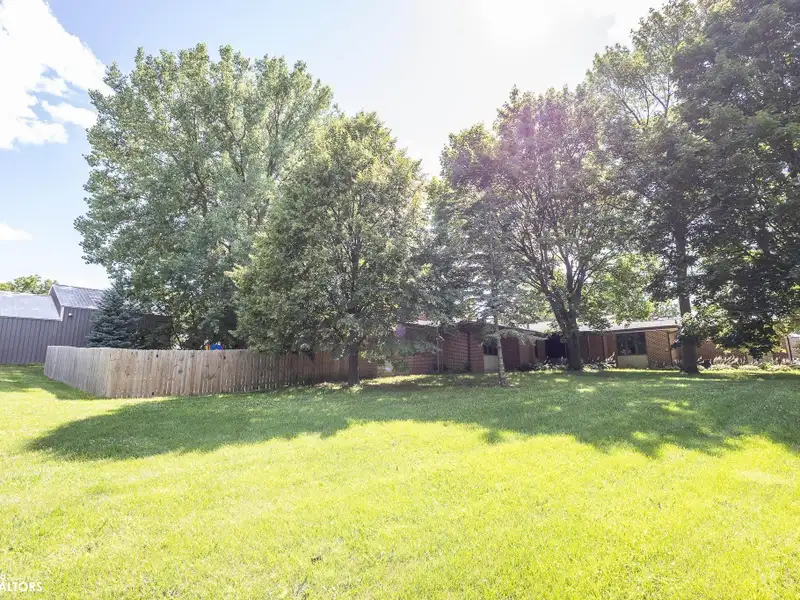 Versatile 6528 Sq Ft Building on 1.64 Acres in Clear Lake - Rm 20 Zoning