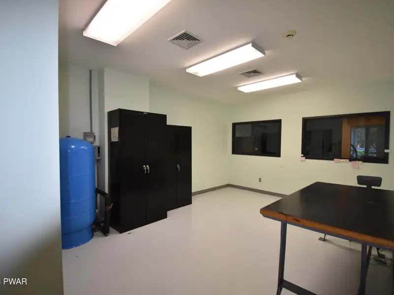 3000 Sq Ft Commercial Building for Lease Near Town with Flexible Space Options