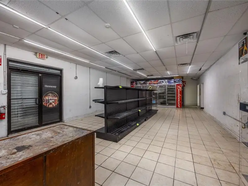 Versatile Commercial Building for Retail or Service Use in High-traffic Location