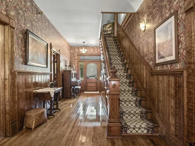 Historic Downtown Pittsburg Bed and Breakfast with 6 Ensuites and Unique Train Car Suite