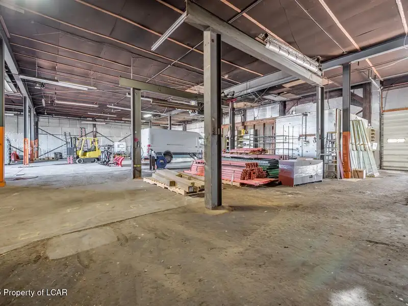 6000 Sq Ft Mechanical Garage with Overhead Doors in Prime Business Location